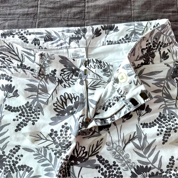 Old Navy-pixie short, floral pattern in gray - Picture 5 of 6